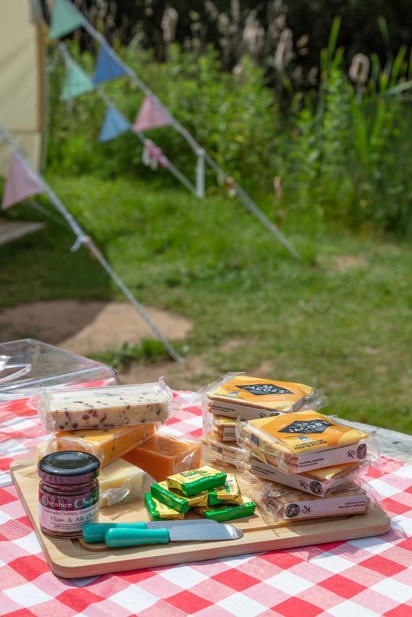 Lloyds Meadow Glamping 호텔 체스터 외부 사진